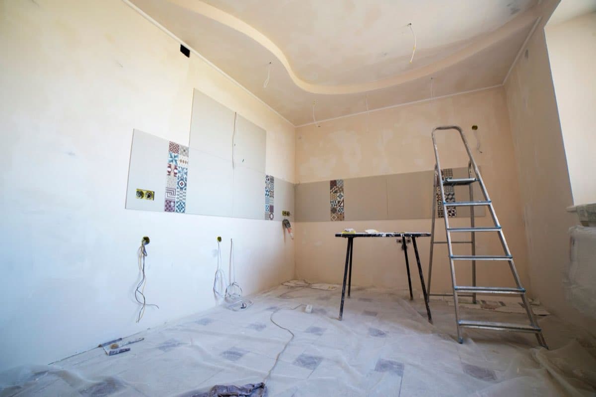 Chantier de rénovation, électricité et plâtrerie