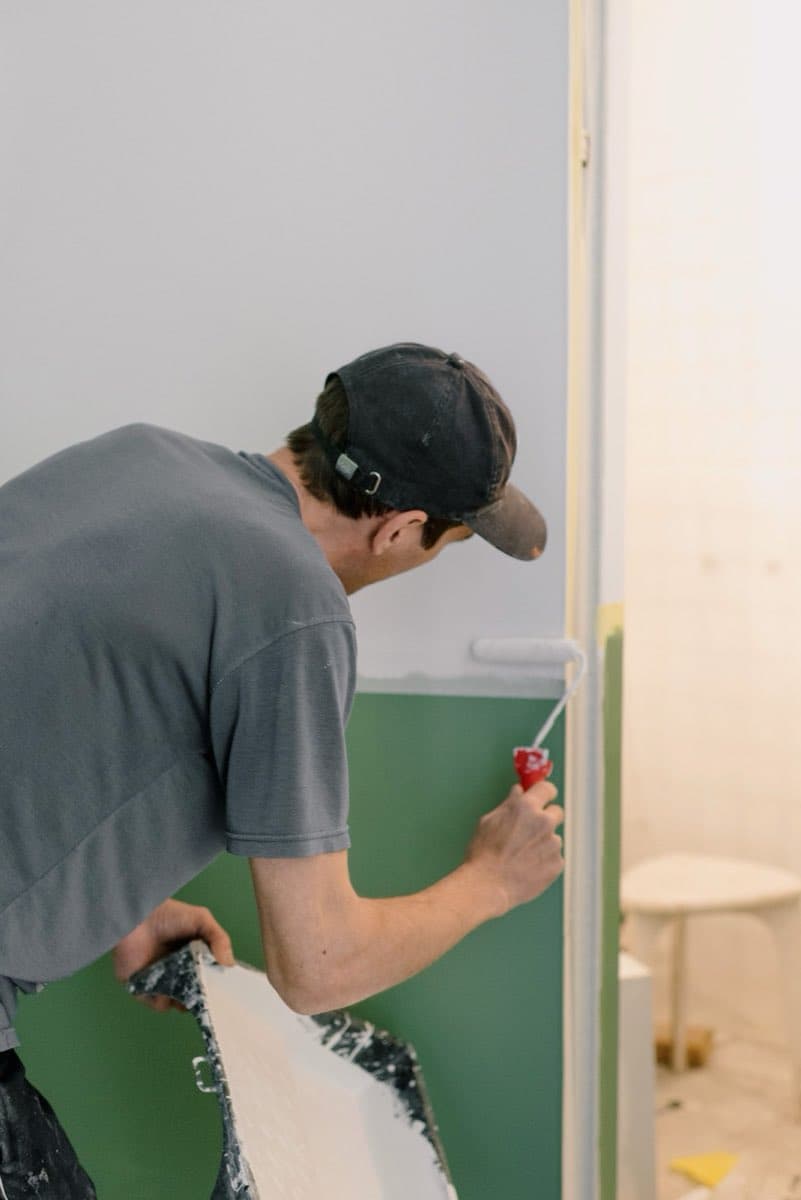 Artisan RENOVATION ICD Paris réalisant des finitions de peinture